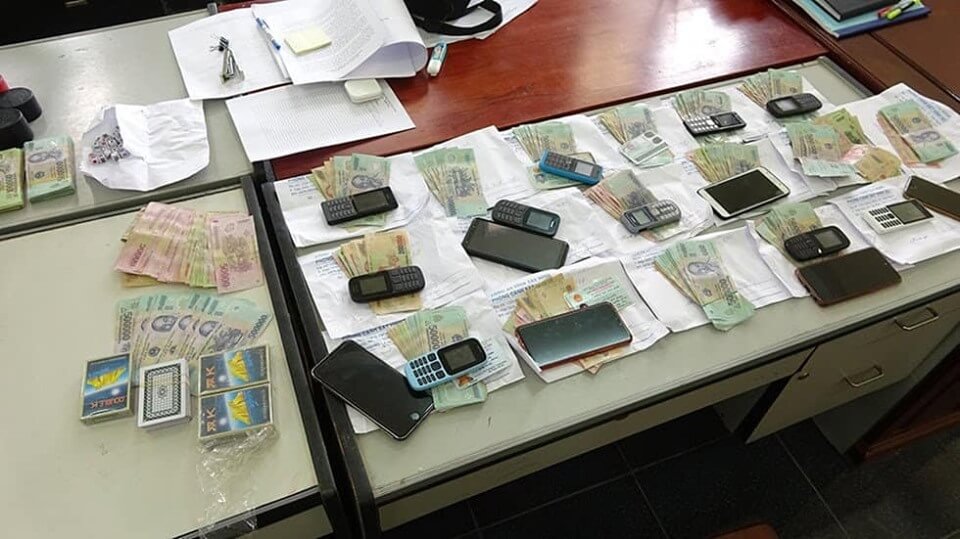 Triệt phá sòng đánh bạc “âm phủ”, ngày ngủ đêm lắc tài xỉu 2