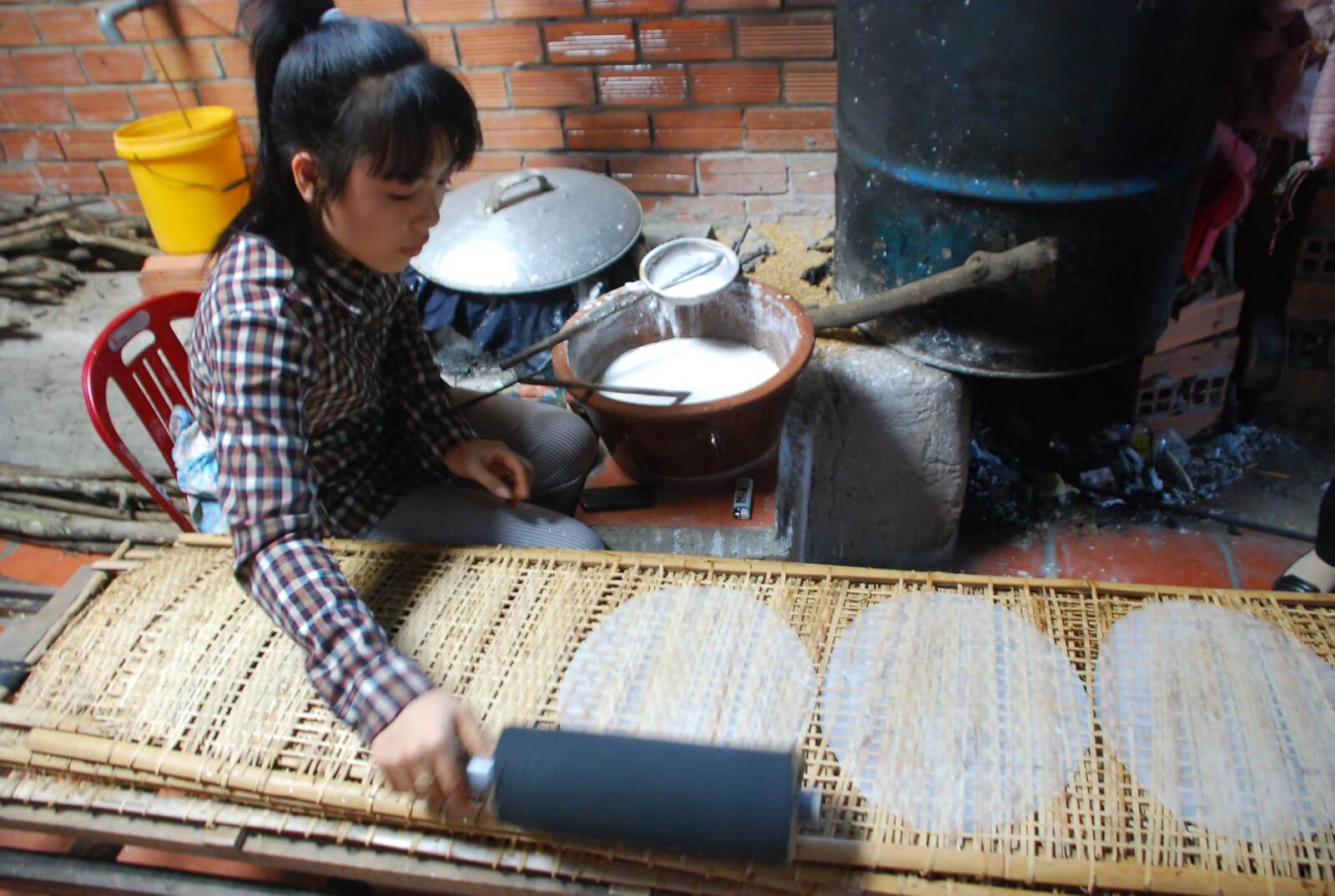Bánh tráng phơi sương – đặc sản “ăn chơi” nổi tiếng của Tây Ninh 1