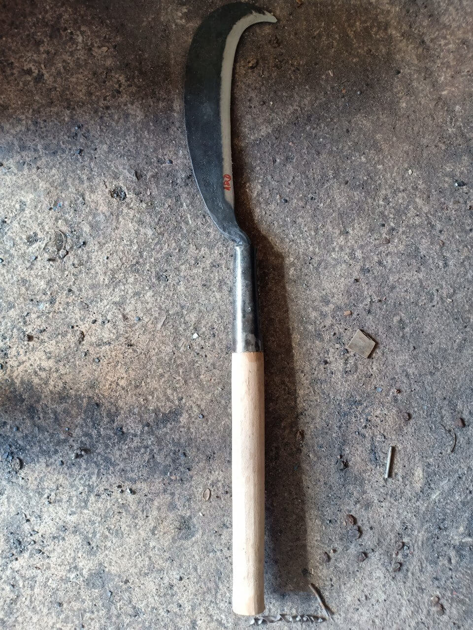 Mâu thuẫn nhỏ, nam thanh niên vác rựa chém người 2