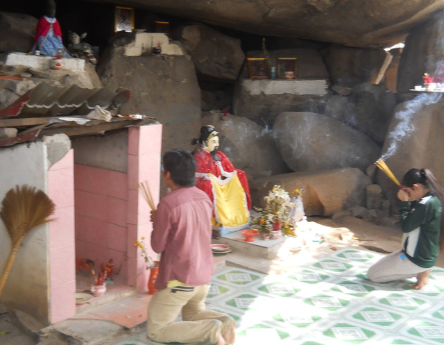 thờ cúng trái phép tại núi Bà Đen