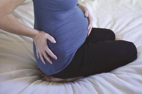 Mẹ bầu thường xuyên đau lưng, đau bụng