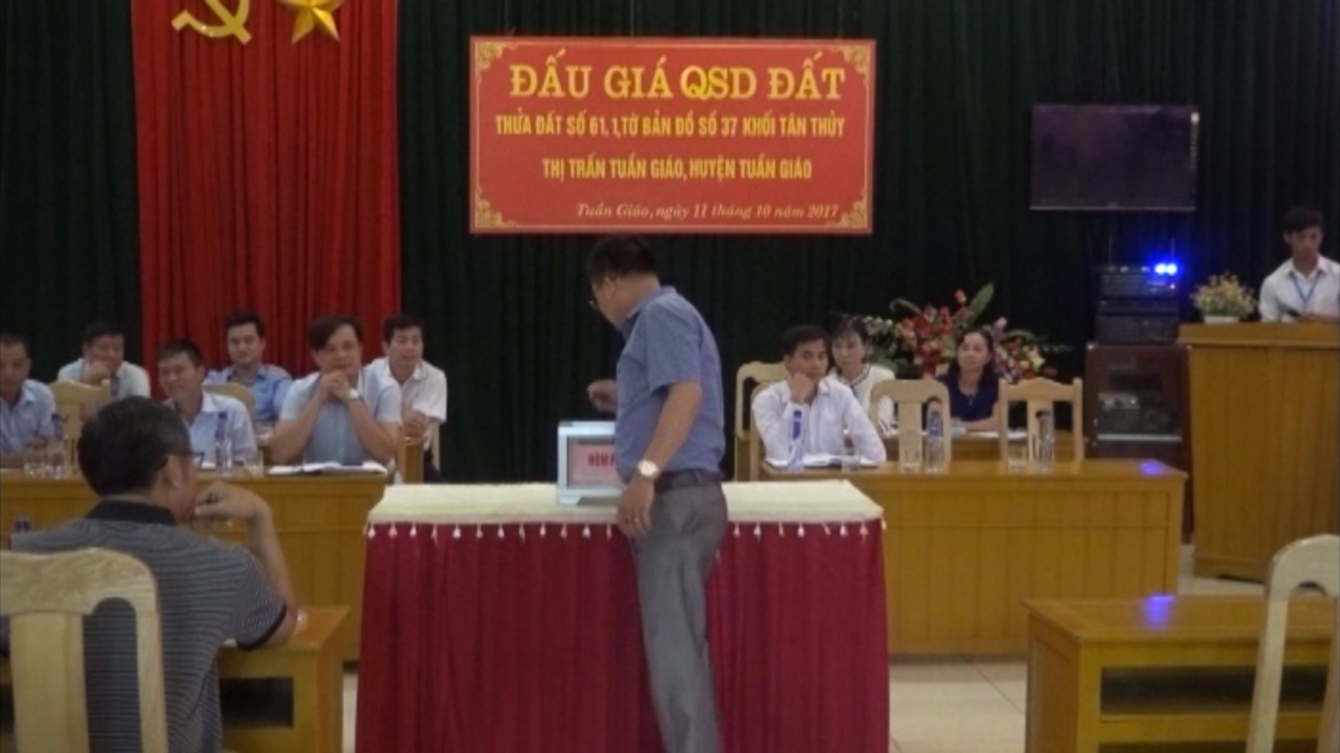 Người tham gia đấu giá quyền sử dụng đất