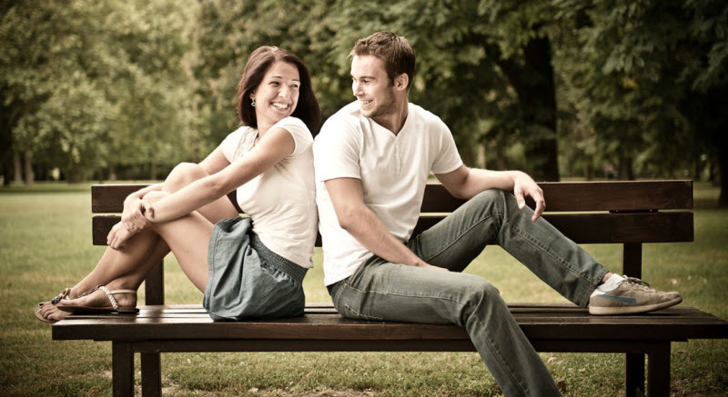Dành nụ cười trìu mến khi nói chuyện với chàng