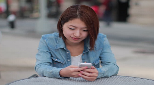 Thường xuyên gửi những tin nhắn yêu thương và lãng mạn cho chàng