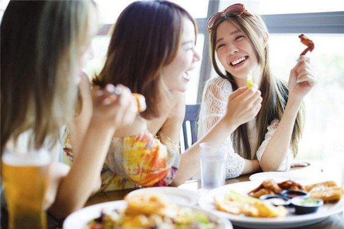 Thường xuyên đi chơi và gặp gỡ những người bạn của mình