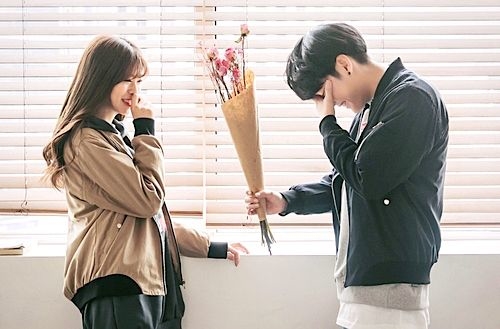 Khi được theo đuổi các cô gái thường cảm thấy ngượng ngùng