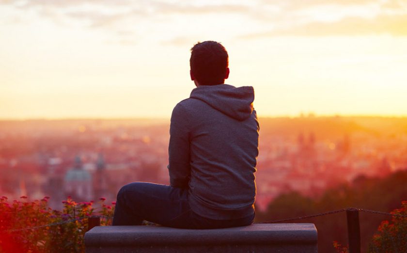 Con trai thường cố nén chặt cảm xúc của bản thân mình