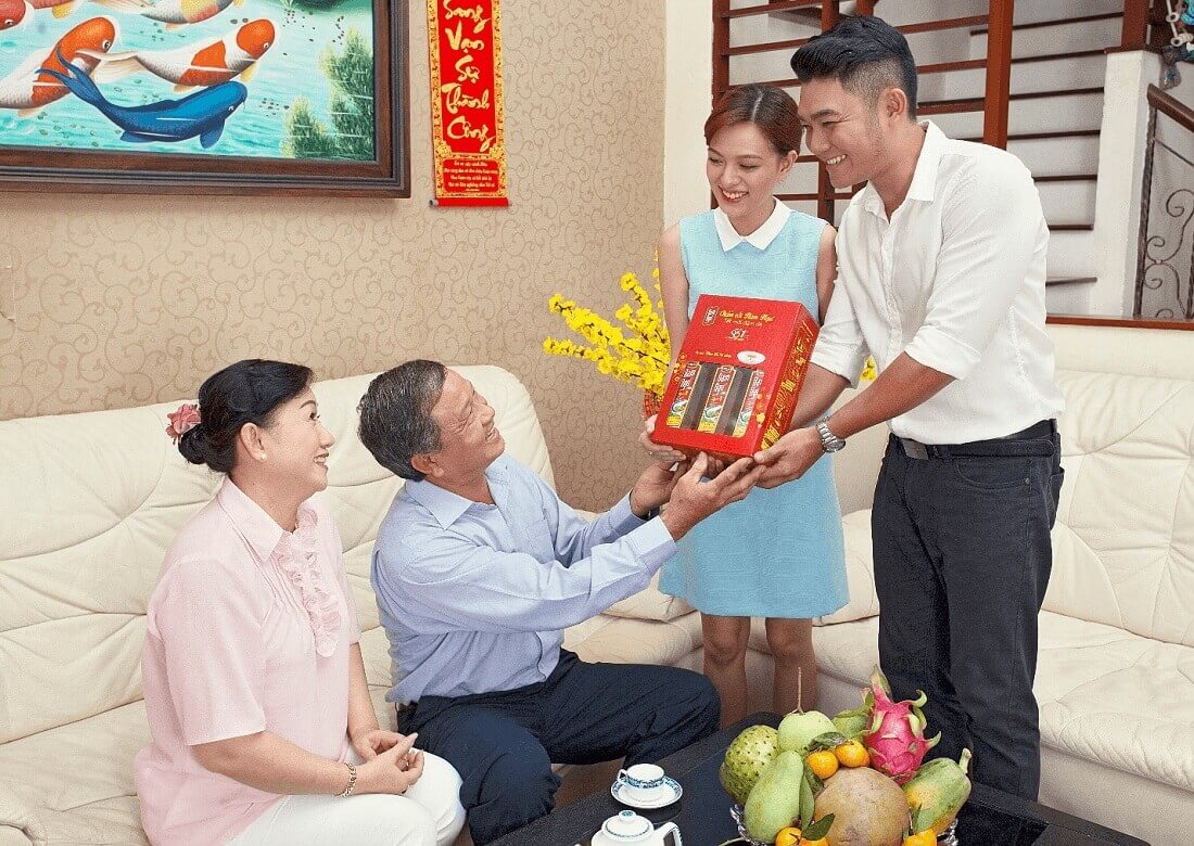 tặng quà tết cho bố mẹ người yêu 1