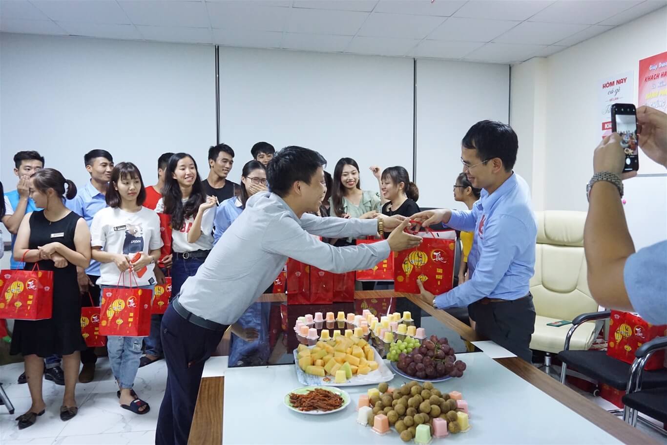 quà tết cho nhân viên, công nhân 8