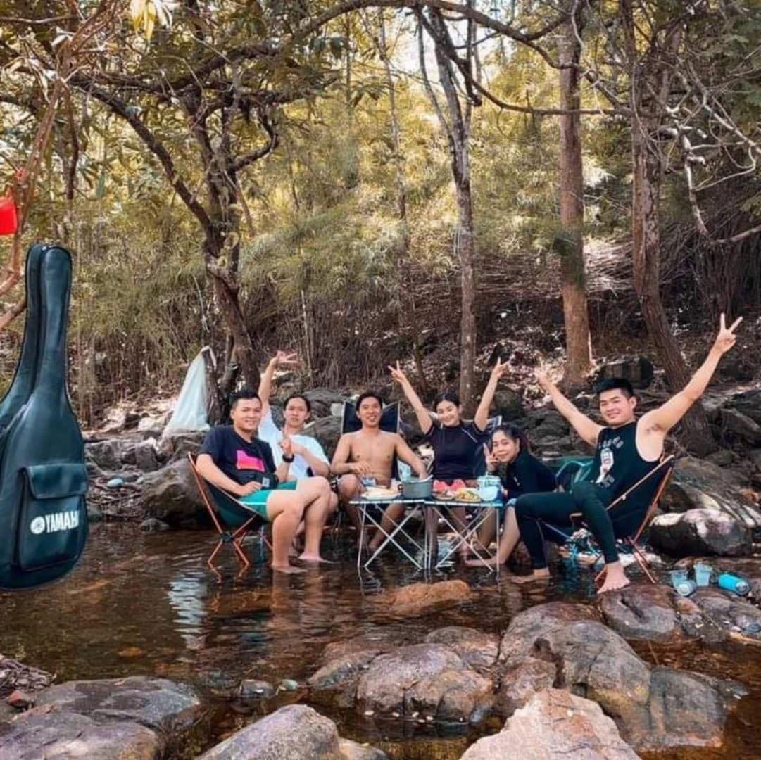 Tổ chức tiệc bên cạnh suối Trúc Tây Ninh