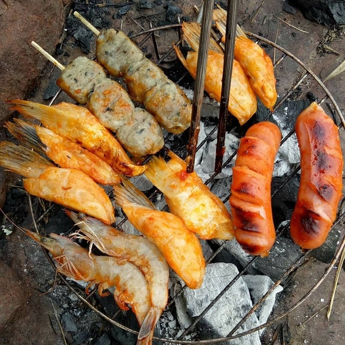 Tổ chức ăn uống tại suối Trúc