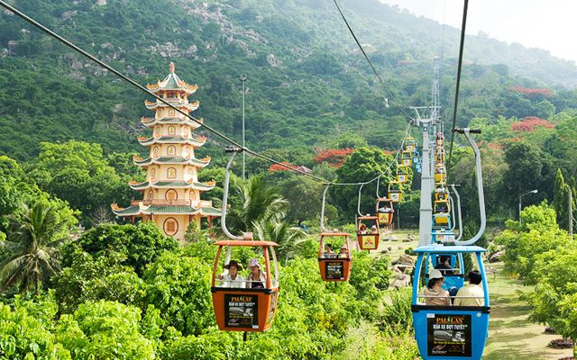 Cáp treo lên đỉnh núi Bà Đen